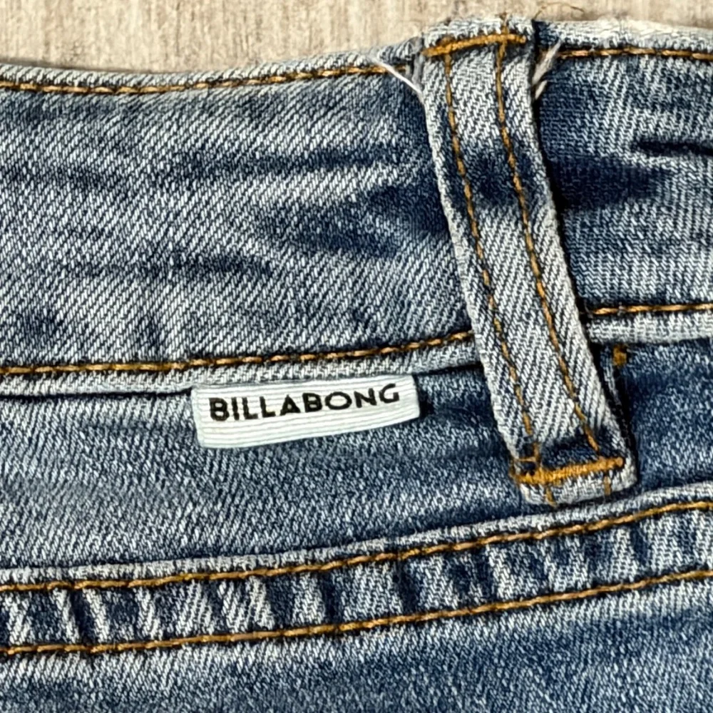 LIKE NEW! Women's Billabong Distressed, Button Fly Jean Shorts - 26 - Picture 7 of 7